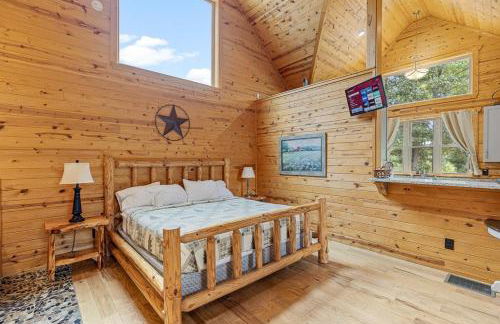 Romantic Cabin w Rain Shower & Spa Tub - Photo 22