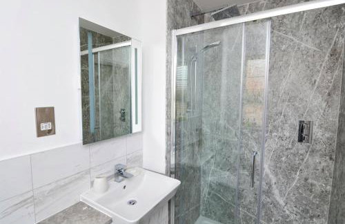 Modern and Spacious Home From Home 1 mile from M1 - with Netflix, Prime Video, PS5, free parking, superfast WiFi, BBQ - Sleeps 11 - By Brightleap Apartments - Foto 30