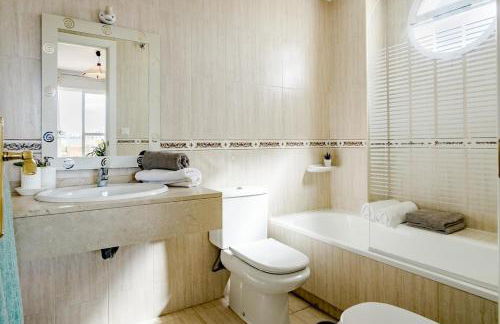 LCR4 - Large 3-Bedroom Apartment Near Beach - Foto 14