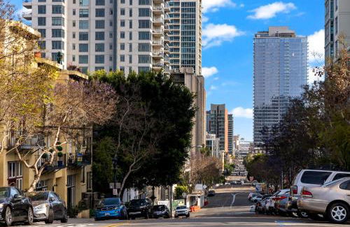 City Lights and Rooftop Nights by Rather Be Properties - Foto 53