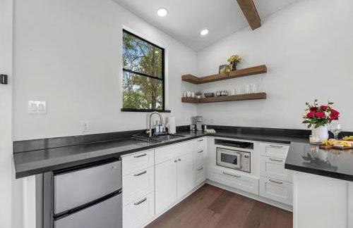 Tranquil Tiny Home Resort with Heated Pool & Goats near Houston, Hempstead Texas - Foto 17