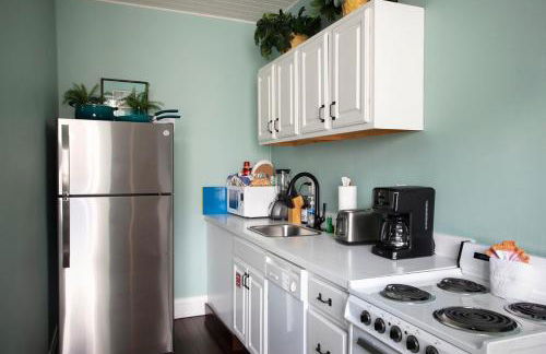 Duval Street Suite w parking and pool - Photo 20