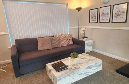 Kennedy Villa - 5 Bedroom House with Hot Tub, WiFi, Free parkings, Close to Bicester Village - Foto 17