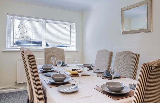 Central 2 Bed House w/ Garden and Free Parking! - Photo 89