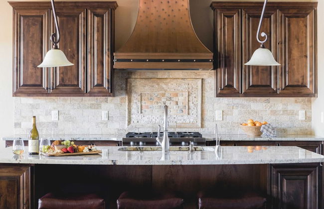 Klamath by Avantstay Gorgeous Mountain Home w/ Fire Pit, Spa & Lake Views - Photo 10