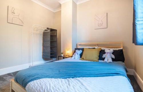 Stylish 3 Bed House-Free Parking - by Holiday Homes - Photo 15