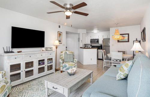 Tranquil Condo Walk to Beach - Foto 15