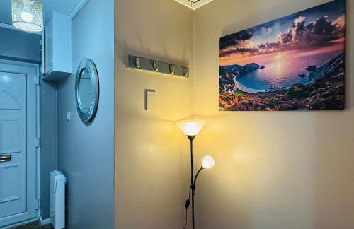 Luxury 2-Bed Apartment,Office with Built-In TV King Bed, Private Entrance and free Parking - Foto 20