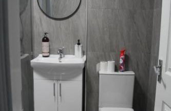 Comfy 2-bedroom Flat with Private Parking - Foto 29