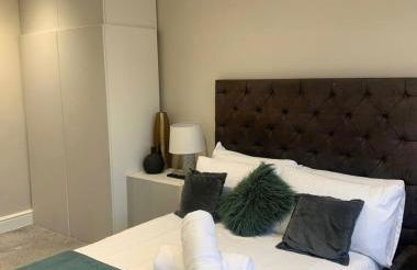 7 bed 3 bath M25 Long term Parking - Foto 19