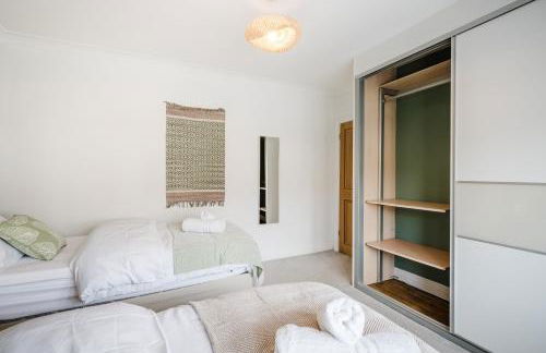 Bright 4BR Home with Garden with Free Parking and Sleeps up to 9 - Foto 28