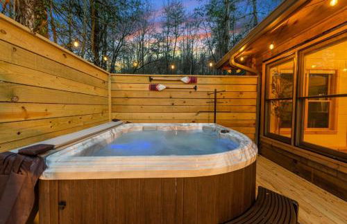 Family fun, romantic Hot Tub, Firepit, King Bed 15 min from Blue Ridge & Ellijay - Foto 40