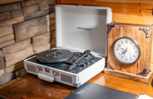 Rustic Family Getaway - Pool Table, Hot Tub, Pets, Great Location - Photo 15