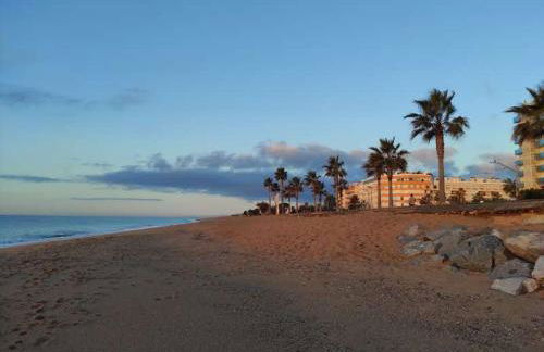 Fantástico apartamento en la playa. A/A y vistas - Photo 17