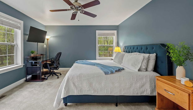 Chalet on Chalet by Avantstay Bright Cabin w/ Deck & Fire Pit, Near Lake - Foto 4, Habitación