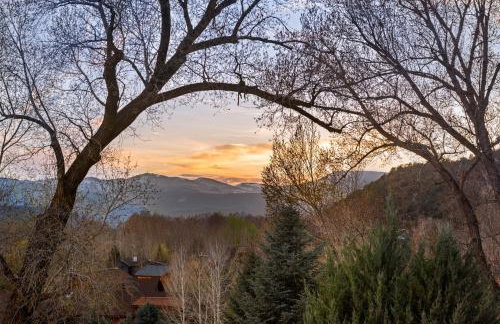 Luxe Artful Mountain Retreat with 4 King Suites, 8 Person Hot Tub and 3 Decks - Foto 45