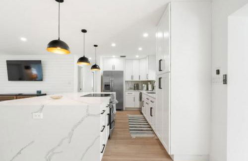 Delilas Chic 3 Bedroom 2 bath Abode with Heated Pool - Foto 10