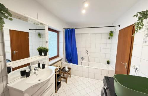 Frankfurt Work and Rest- 4 Bedrooms- 2 WCs- free Parking- 5 Queen size beds- Fast WiFi- roller shutters - Foto 43