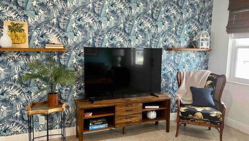 New! Tropical Hideaway near Beach! Tons of Parking - Foto 2