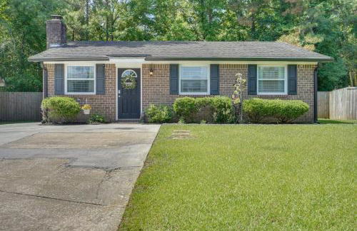 Cozy Goose Creek Escape with Patio and Grill - Foto 23