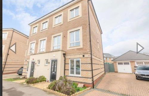 Kings Reach Slough nr Legoland and Ascot Stylish Homely House Sleeps Eight - Foto 1