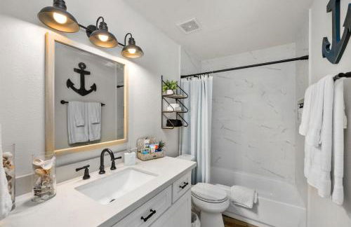 Seabrook 3BR Sleeps 10 w Backyard, Fire Pit Near Kemah - Foto 2