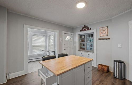 Stylish First Floor Apartment w Private Front Porch - Photo 9