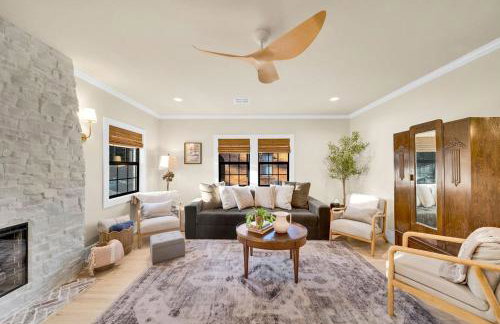 Fully Restored cottage, AMAZING game room, hot tub - Foto 3