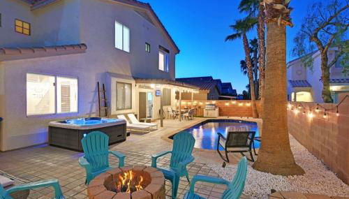 Stunning 4BR Getaway w Pool, Hot Tub, & Firepit - Foto 3