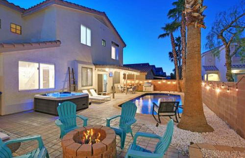 Stunning 4BR Getaway w Pool, Hot Tub, & Firepit - Foto 3