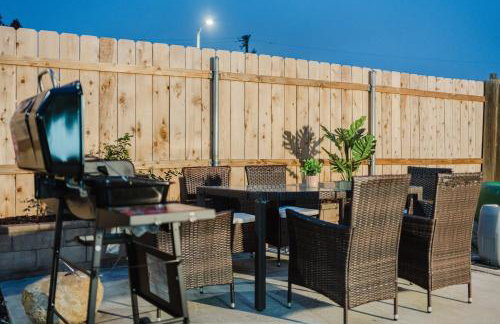 Entire Private Home with 3 Bedrooms 2 Bathrooms, Hot Tub, Garage, King Bed, Available Now - Foto 19