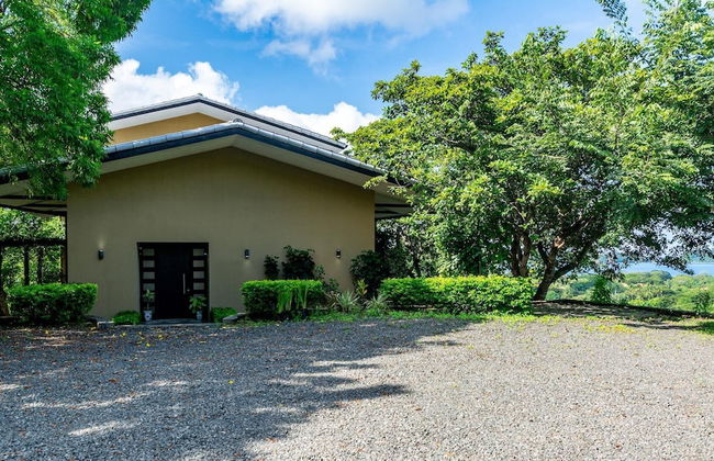 Nostalgic Retro Home on Luxurious Lot with a Private Infinity Pool and Ocean Views - Photo 29