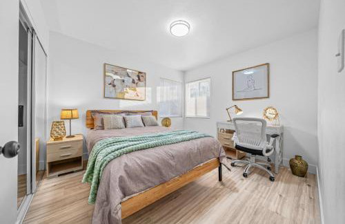 Entire Private Home with 4 Bedrooms 2 Bathrooms, Hot Tub, King Bed, 80 TV, Gated Yard, Ranch Style, Available Now - Foto 14