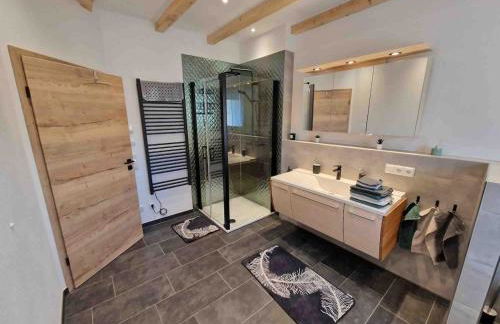 Neue moderne Ferienwohnung mit Infrarot Sauna und großen Garten - Foto 4