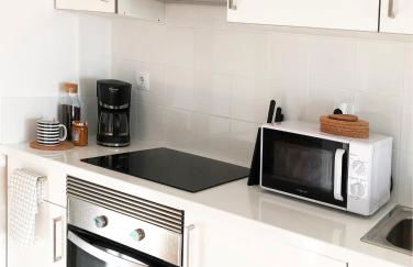 New Stunning Seaview Apartment with lovely balcony - Photo 6