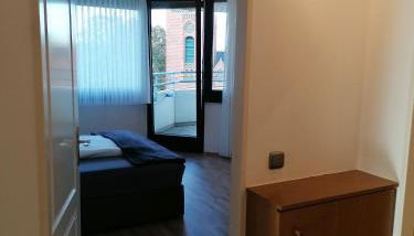 Stylisches kleines Studio -Zentral gelegen- Nähe BayArena - in Leverkusen Wiesdorf City- Friedrich Ebert Platz 5a , 4te Etage mit Balkon-kein Aufzug-Lift--Kaution Pflicht-- - Foto 3