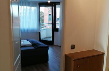 Stylisches kleines Studio -Zentral gelegen- Nähe BayArena - in Leverkusen Wiesdorf City- Friedrich Ebert Platz 5a , 4te Etage mit Balkon-kein Aufzug-Lift--Kaution Pflicht-- - Foto 3