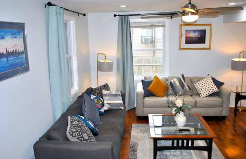 Stylish 4-Bedroom Full House. Plenty of Parking! - Foto 2