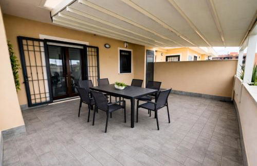 Attico Luminoso con Terrazzo e Parcheggio Gratuito - Foto 13