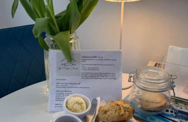 Little Trevio - seaside haven with parking and sea views - Photo 22