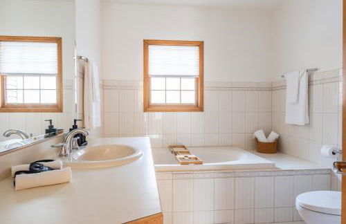 8BR Luxury Maplewood Manor, Hot Tub & Fire Pit - Foto 51