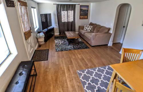 Little Blue Bungalow on Boise's Bench, Pet Friendly, Fully Fenced yard with doggie door! 2 miles from BSU, 5 minutes from Downtown Boise, Desk and workstation for remote workers, 2 TV's large walk-in closet, Good for mid-term stays - Foto 45