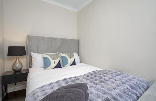 3BR Home Sleeps 6 Near Airport with Parking - Foto 8