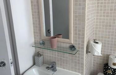 Aylesbury Apartment for Contractors and Holidays - FREE Parking for cars and vans - Foto 8