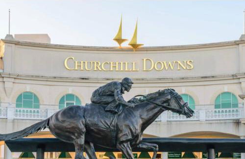 Bourbon Trail Duplex~ HOT TUB~ Walk to Downtown - Foto 49