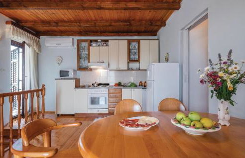 Beautiful Apartment In Hrboki With Wifi - Photo 3