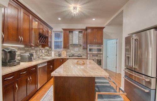 Bushwick Gem with Spacious King Bed, 2 Baths with Modern Kitchen & Steps to train - Foto 6