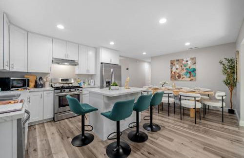 Entire Private Home with 3 Bedrooms 2 Bathrooms, Gated Yard, Garage, Hot Tub, 4-Beds, Golf, Mira Mesa, Available Now - Photo 9