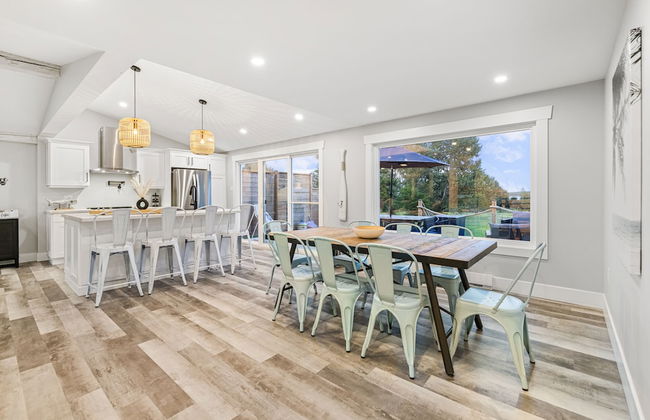 Cozy and Modern Oceanview Cottage With hot Tub - Photo 9