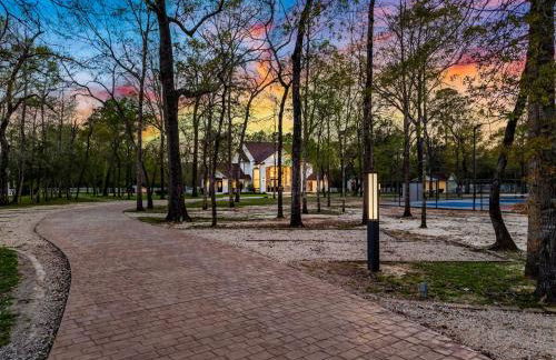 The LUX at West Event & Stay, Pool, Golf & Pickle - Foto 37